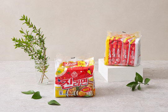 플렉소 인쇄 친환경 포장재를 적용한 진라면. 오뚜기 제공